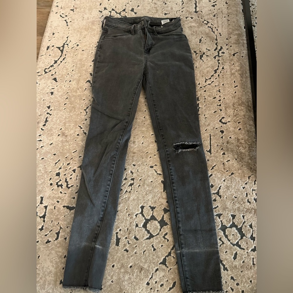 GREY JEANS